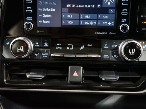 Used 2022 Toyota Highlander XLE FWD image 19