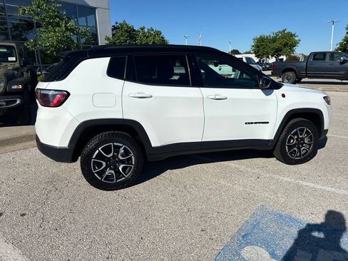 Used 2025 Jeep Compass Trailhawk AWD/4WD image 28