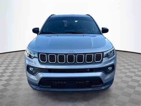 Used 2023 Jeep Compass Latitude image 2