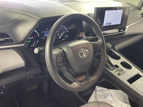 Used 2025 Toyota Sienna LE image 11