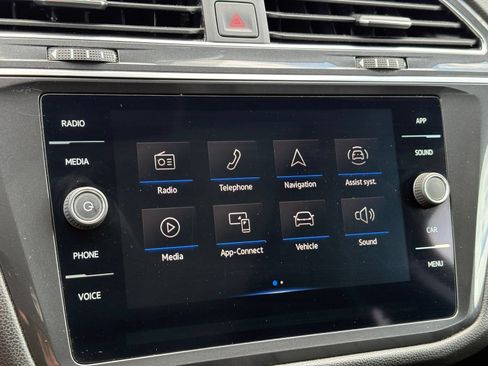 Used 2023 Volkswagen Tiguan SE w/ Panoramic Sunroof Package FWD image 21