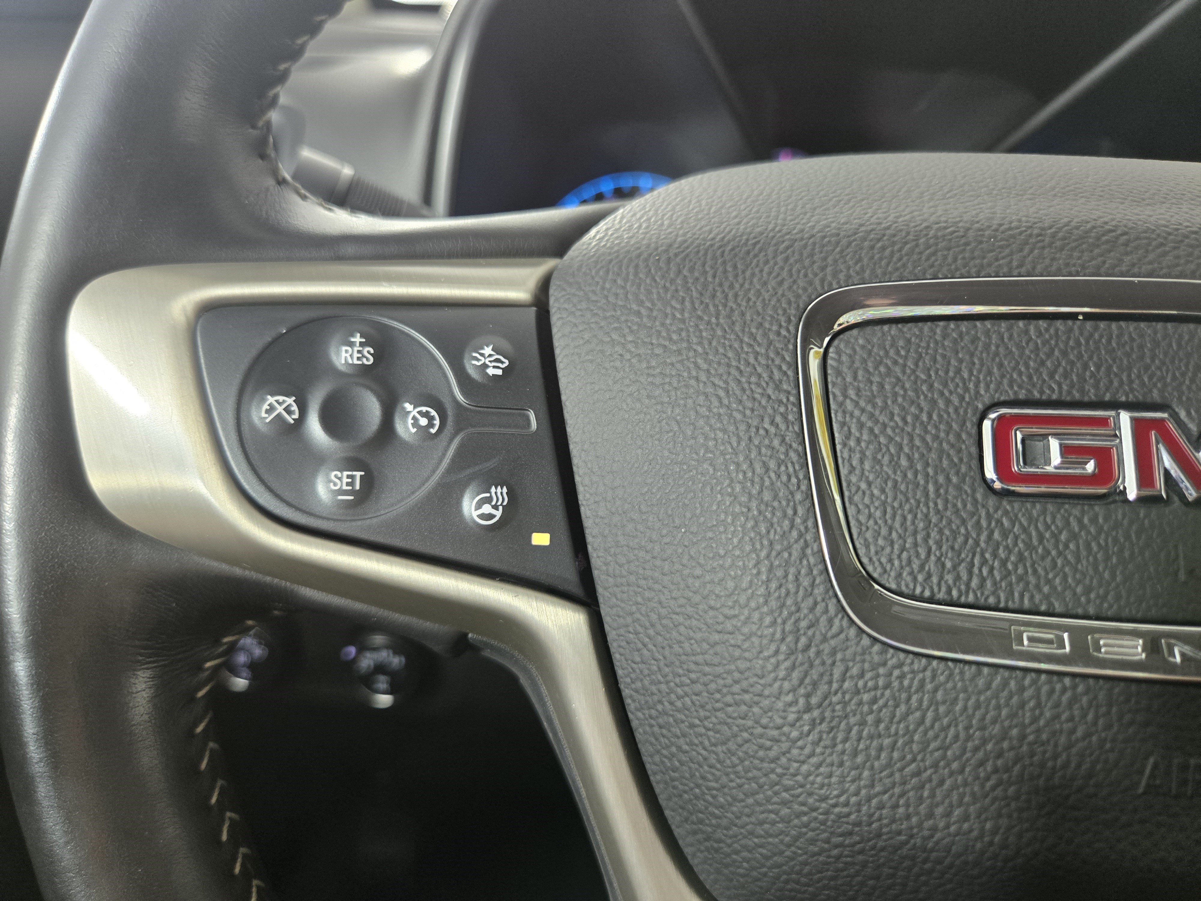 Certified 2022 GMC Canyon Denali w/ Denali Black Edition Package AWD/4WD image 15