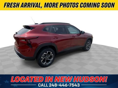 Used 2024 Chevrolet Trax LT w/ Driver Confidence Package FWD image 2
