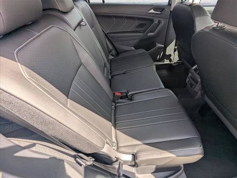 Used 2022 Volkswagen Tiguan SE AWD/4WD image 18