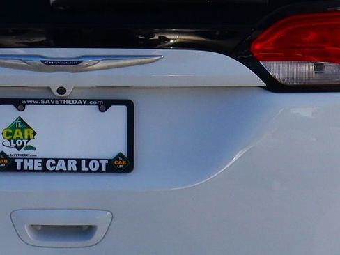 Used 2020 Chrysler Voyager L image 20