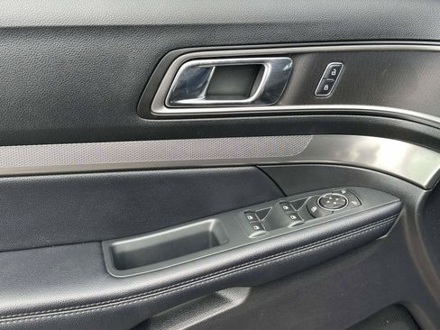 Used 2018 Ford Explorer XLT w/ Equipment Group 202A AWD/4WD image 18