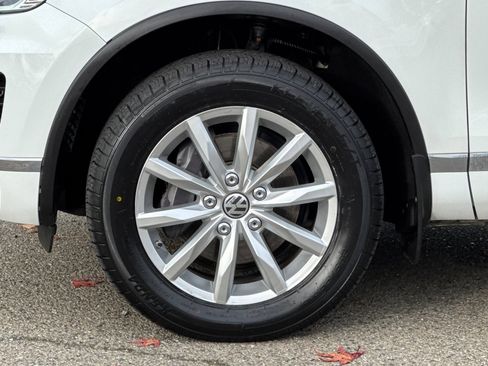 Used 2016 Volkswagen Touareg VR6 image 12