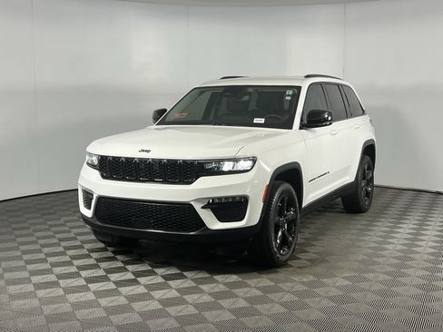 Used 2023 Jeep Grand Cherokee Limited w/ Black Appearance Package image 3