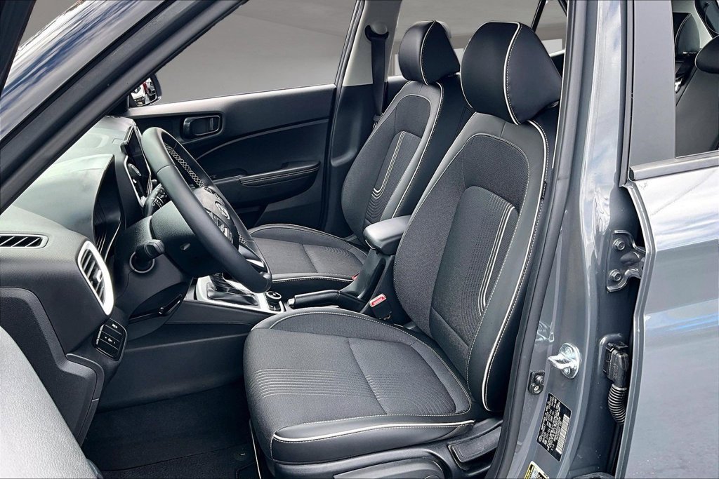 Used 2025 Hyundai Venue Limited FWD image 25