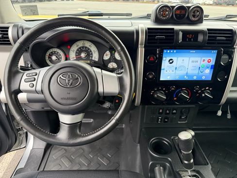 Used 2007 Toyota FJ Cruiser Sport Utility 2D image 24