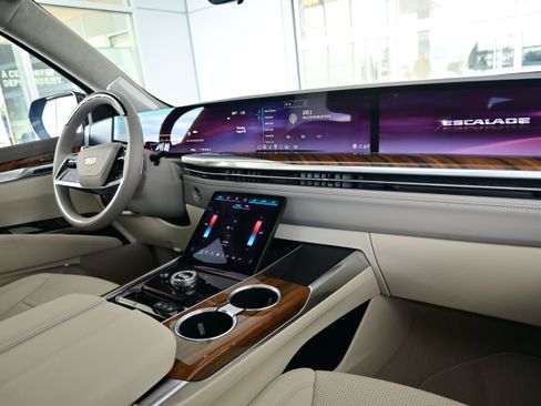 Used 2025 Cadillac Escalade Sport Platinum w/ LPO, ONYX Package image 27