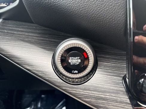 Certified 2024 Jeep Wagoneer Series III w/ Flexible Seating Group image 23