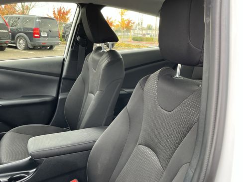 Used 2022 Toyota Prius L Eco image 17