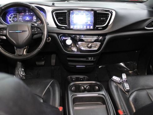 Used 2019 Chrysler Pacifica Touring-L w/ S Appearance Package FWD image 2