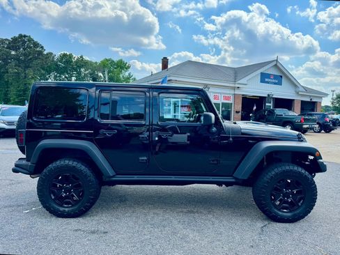 Used 2013 Jeep Wrangler Unlimited Sahara AWD/4WD image 6