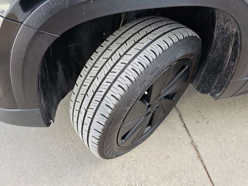 Used 2024 Volkswagen Taos SE image 37