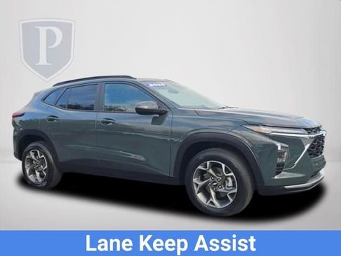 Certified 2025 Chevrolet Trax LT image 2