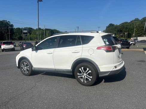 Used 2017 Toyota RAV4 LE FWD image 4