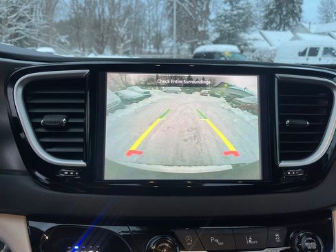 Used 2024 Chrysler Pacifica Touring-L image 24