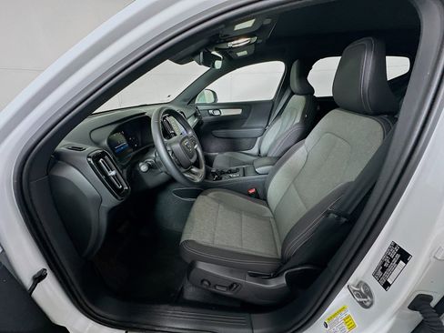 Used 2025 Volvo XC40 B5 Core image 13