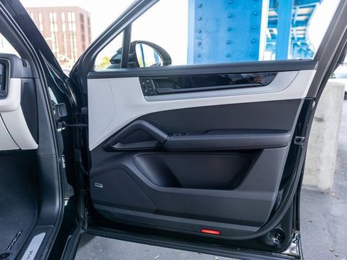 Certified 2025 Porsche Cayenne Coupe image 56