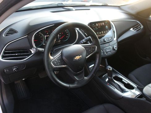 Used 2017 Chevrolet Malibu LT FWD image 15