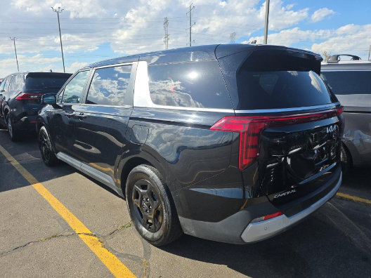 Used 2025 Kia Carnival FWD image 2