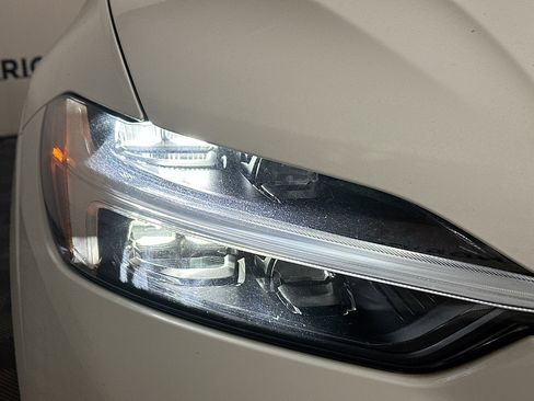 Used 2022 Volvo XC60 B5 Momentum image 9