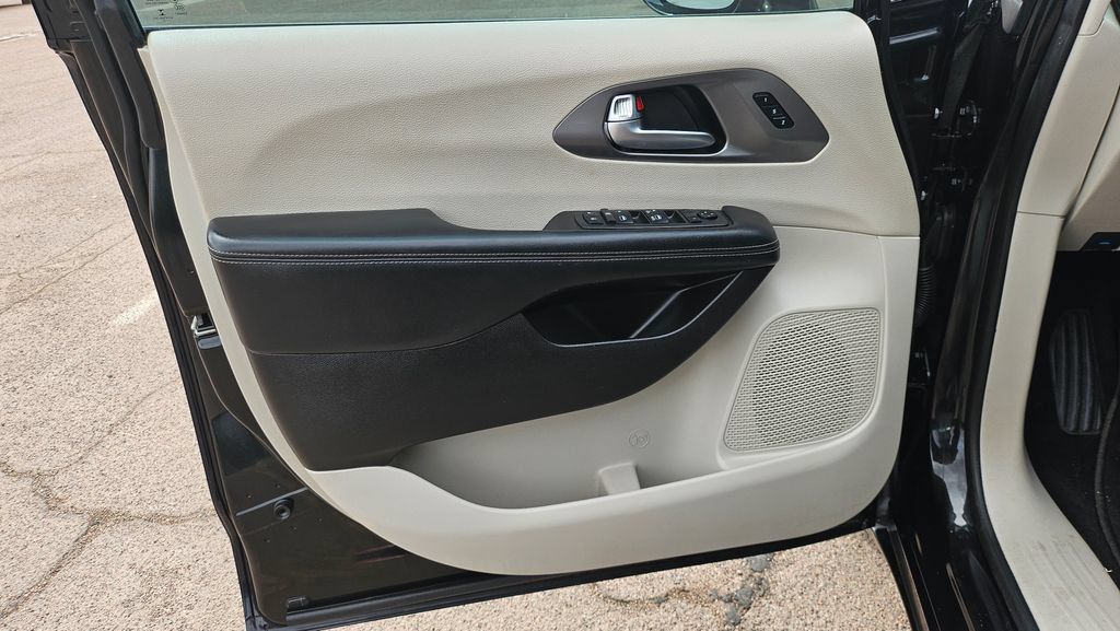 Used 2022 Chrysler Pacifica Touring-L FWD image 29