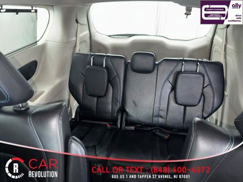 Used 2021 Chrysler Pacifica Touring-L image 35