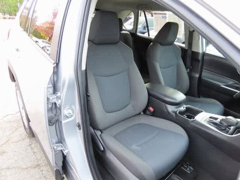 Used 2022 Toyota RAV4 LE image 16