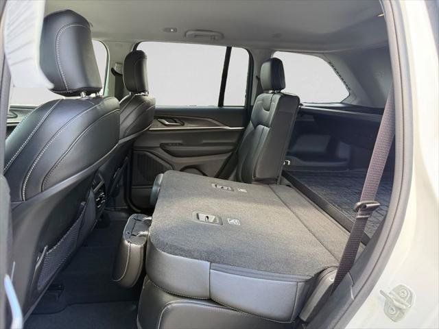 Certified 2023 Jeep Grand Cherokee Limited w/ Black Appearance Package AWD/4WD image 29