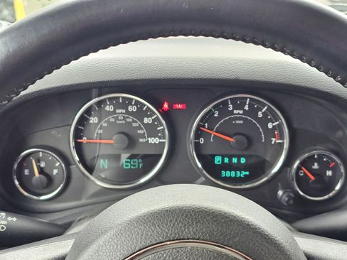 Used 2017 Jeep Wrangler Unlimited Rubicon w/ Connectivity Group AWD/4WD image 11