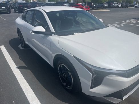 Used 2025 Kia K4 EX image 3