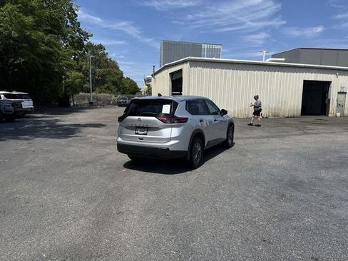 Used 2024 Nissan Rogue S image 5