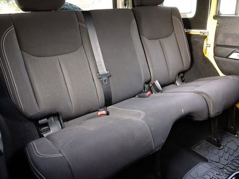 Used 2015 Jeep Wrangler Unlimited Rubicon w/ Connectivity Group image 40