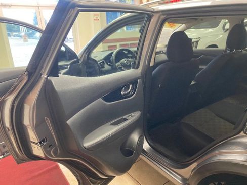 Used 2021 Nissan Rogue Sport SV FWD image 12