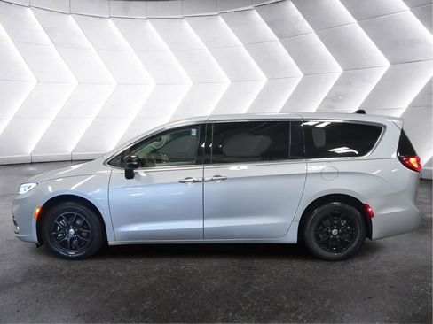Used 2024 Chrysler Pacifica Touring-L FWD image 6