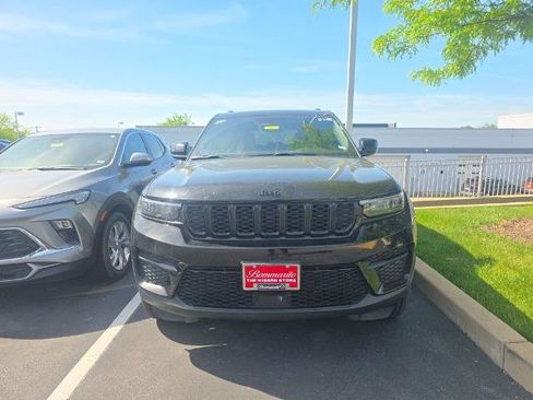 Used 2025 Jeep Grand Cherokee Altitude image 2