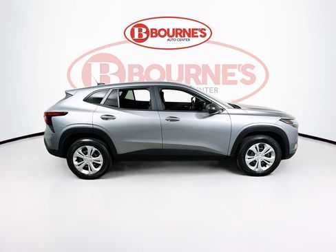 Used 2024 Chevrolet Trax LS w/ Driver Confidence Package FWD image 10
