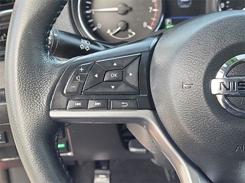 Used 2018 Nissan Rogue SV image 12