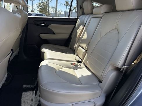 Used 2022 Toyota Highlander XLE image 23