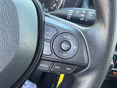 Used 2021 Toyota RAV4 LE AWD/4WD image 11