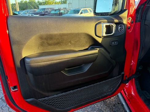 Used 2025 Jeep Wrangler Unlimited Rubicon AWD/4WD image 13