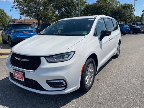 New 2026 Chrysler Pacifica Select FWD image 17