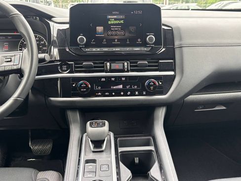 Used 2025 Nissan Pathfinder SV AWD/4WD image 17