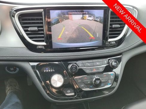 Used 2023 Chrysler Pacifica Touring-L w/ S Appearance Package image 10