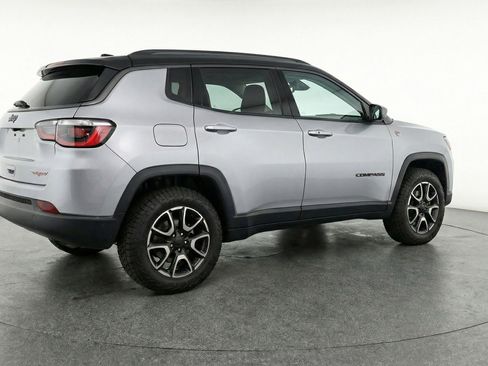 Used 2025 Jeep Compass Trailhawk AWD/4WD image 9