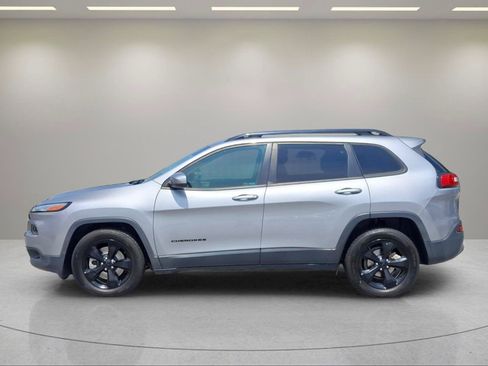 Used 2018 Jeep Cherokee Latitude w/ Altitude Package FWD image 2