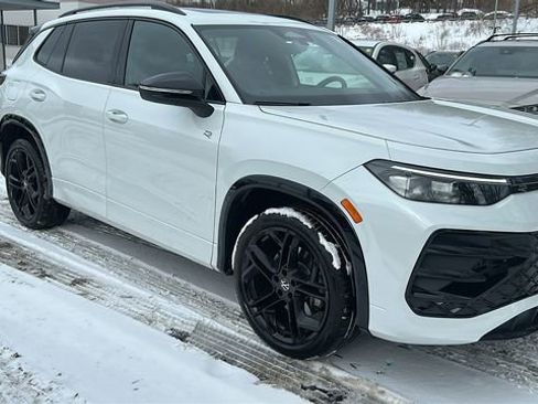 Used 2025 Volkswagen Tiguan SE R-Line image 4